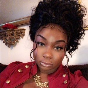 Meet your Posher, Alicia